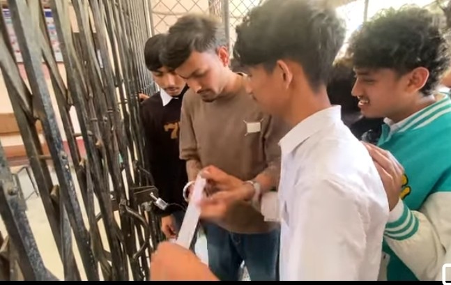 पूर्व विद्यार्थी संघले विद्यालय सुधारको माग गर्दै त्रिजमाविमा लगायो ताला , केके छन् माग ?