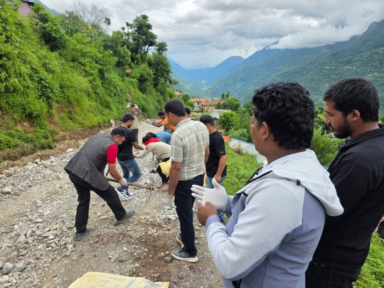 वाइसीयलकाे श्रम तथा उत्पादन अभियान: बाँफिकाेटमा सडक सफाइ