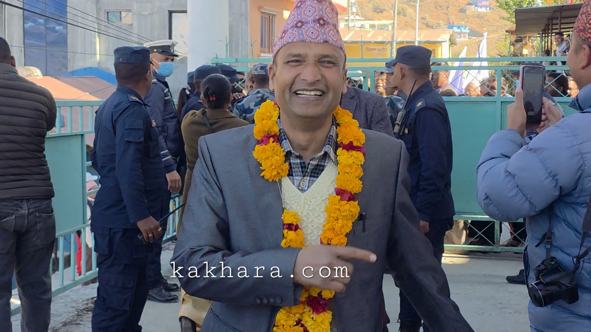 नेपाली कम्युनिस्ट पार्टीका गाेपाल शर्मा मनाेनयनका लागि मुख्य निर्वाचन अधिकृतकाे कार्यालयमा