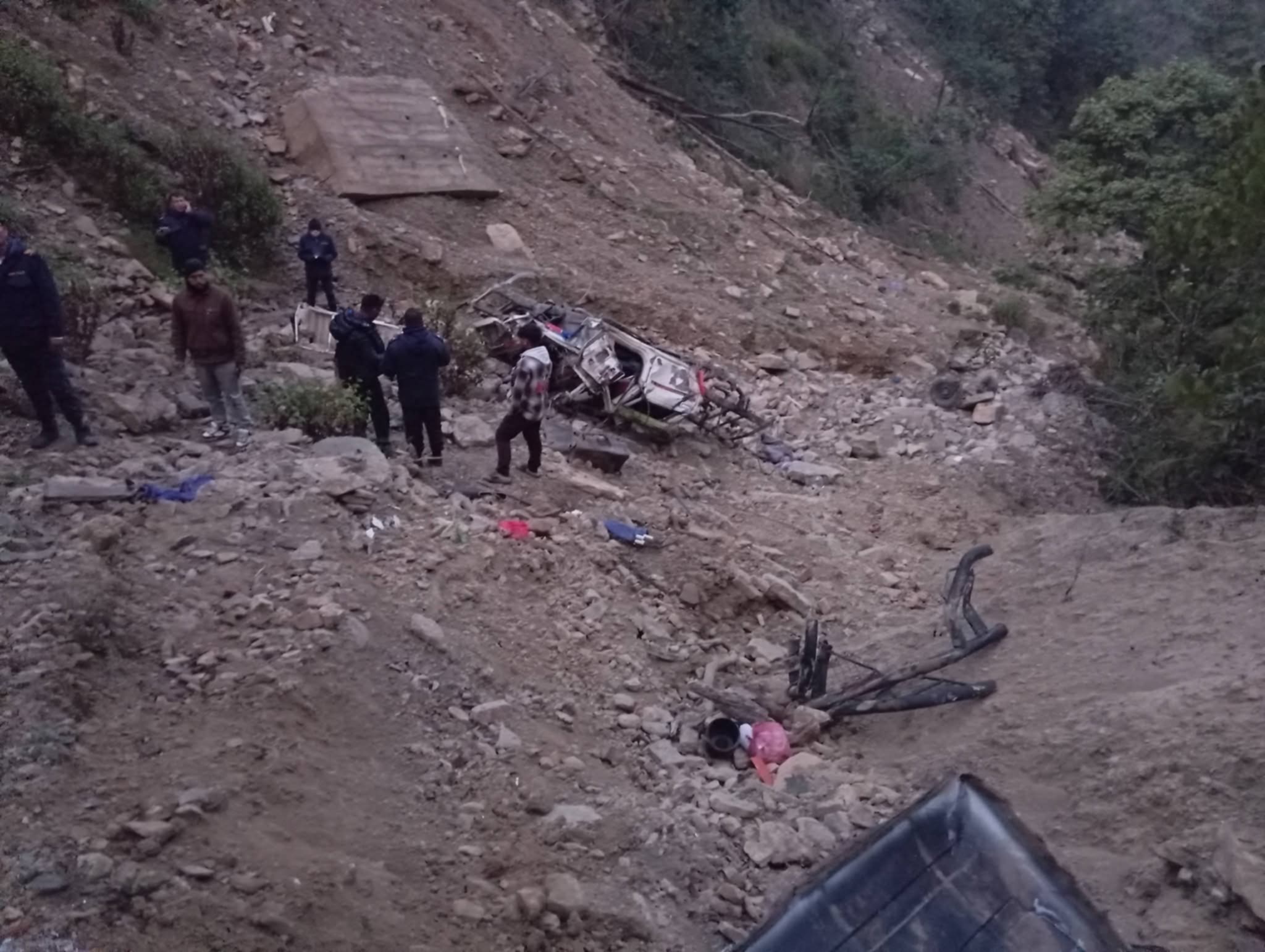 रूकुम पूर्वबाट दाङ जाँदै गरेकाे जिप सल्यानमा दुर्घटना, १ जनाकाे मृत्यु, ३ जना घाइते