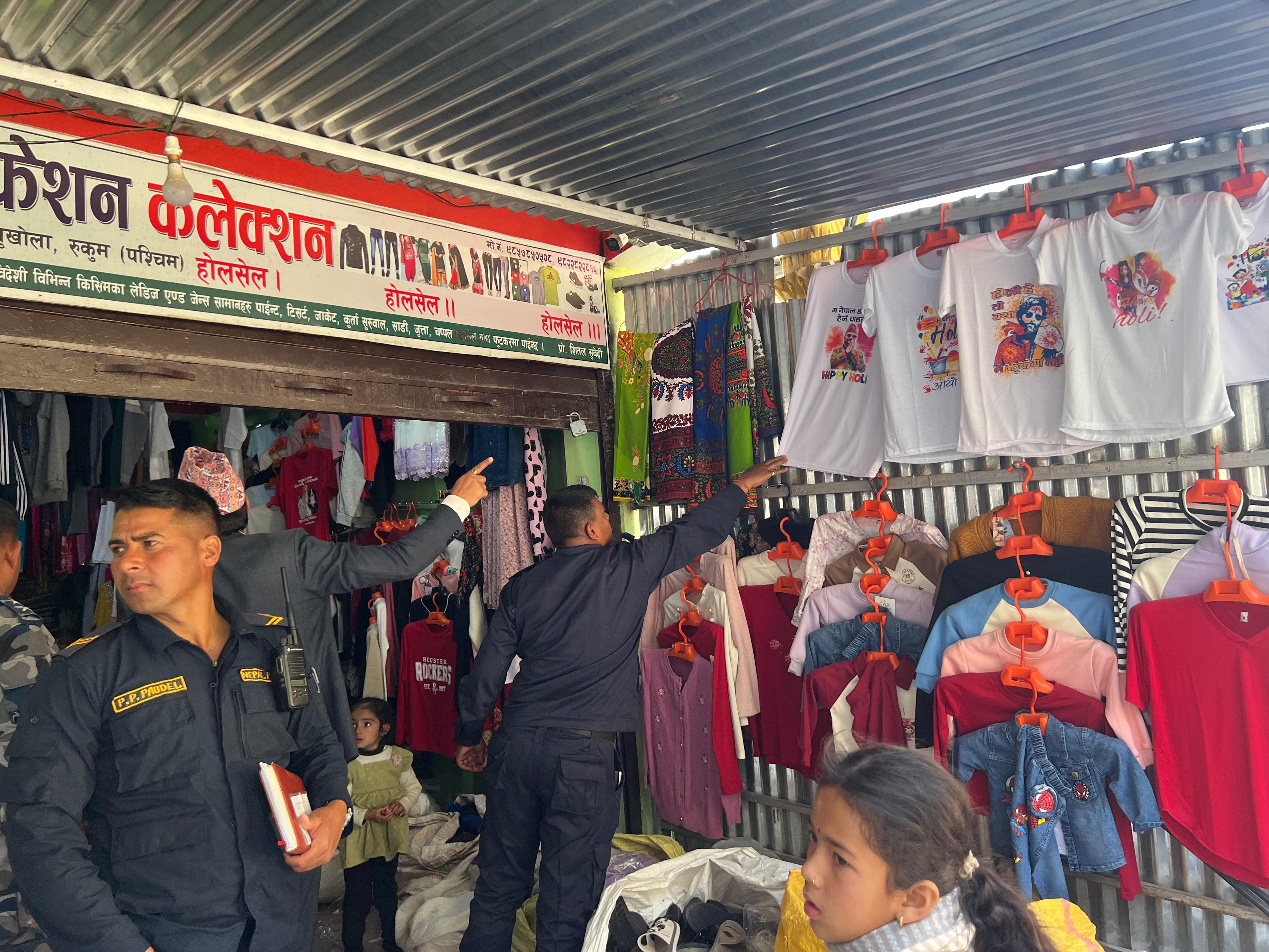 खलङ्गा बजारबाट दलका चिन्ह र उम्मेदवारका फोटो अङ्कित टिसर्टहरू हटाइयो