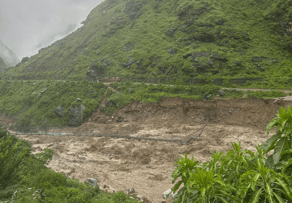 जाजरकोटमा ५ घर बाढीले बगायो, ३८ जना परिवारलाई सुरक्षित ठाउँमा सारियो