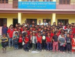 विपन्न बालबालिकालाई वित्तीय संस्थाको सहारा : जमारुका ४५ विद्यार्थीलाई विद्यालय झोला प्रदान