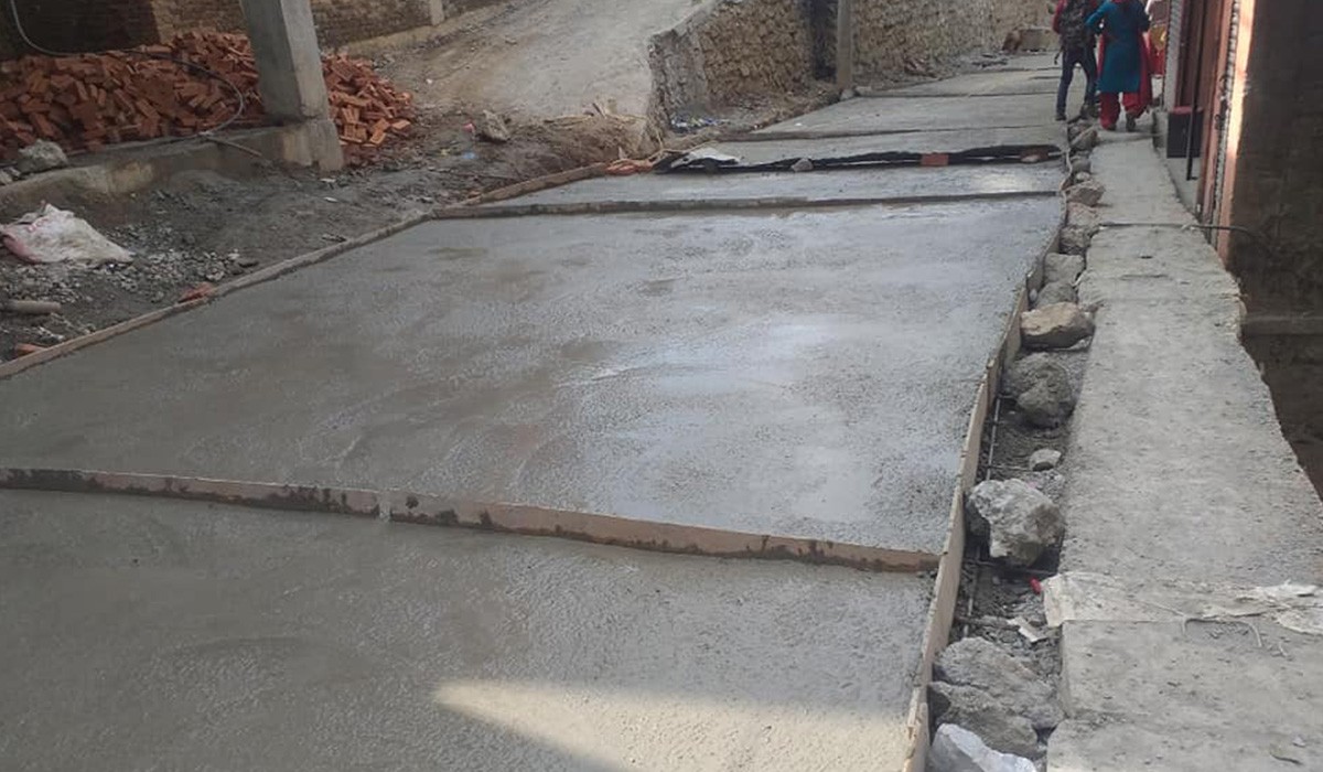 खलंगा बजार भित्रको बाटो ‘धमाधम’ ढलान
