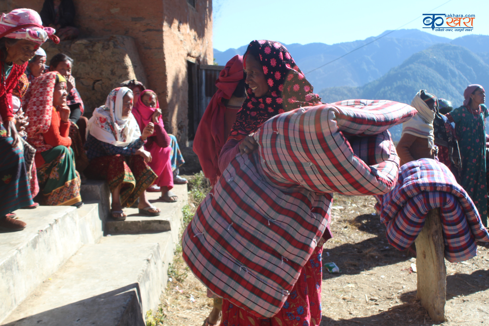 मुसिकोट ६ का विपन्न र दलित परिवारलाई न्यानो कपडा र डसना