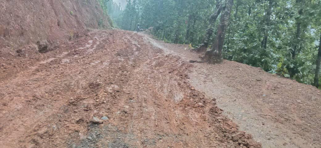 लगातारको वर्षाले बाँफिकाेटका स्थानीय सडक अवरुद्ध