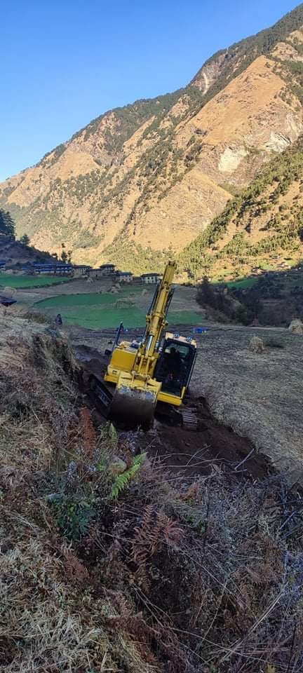 सडक खन्न थाल्यो हेलिकोप्टरबाट पुर्याइएको डोजरले