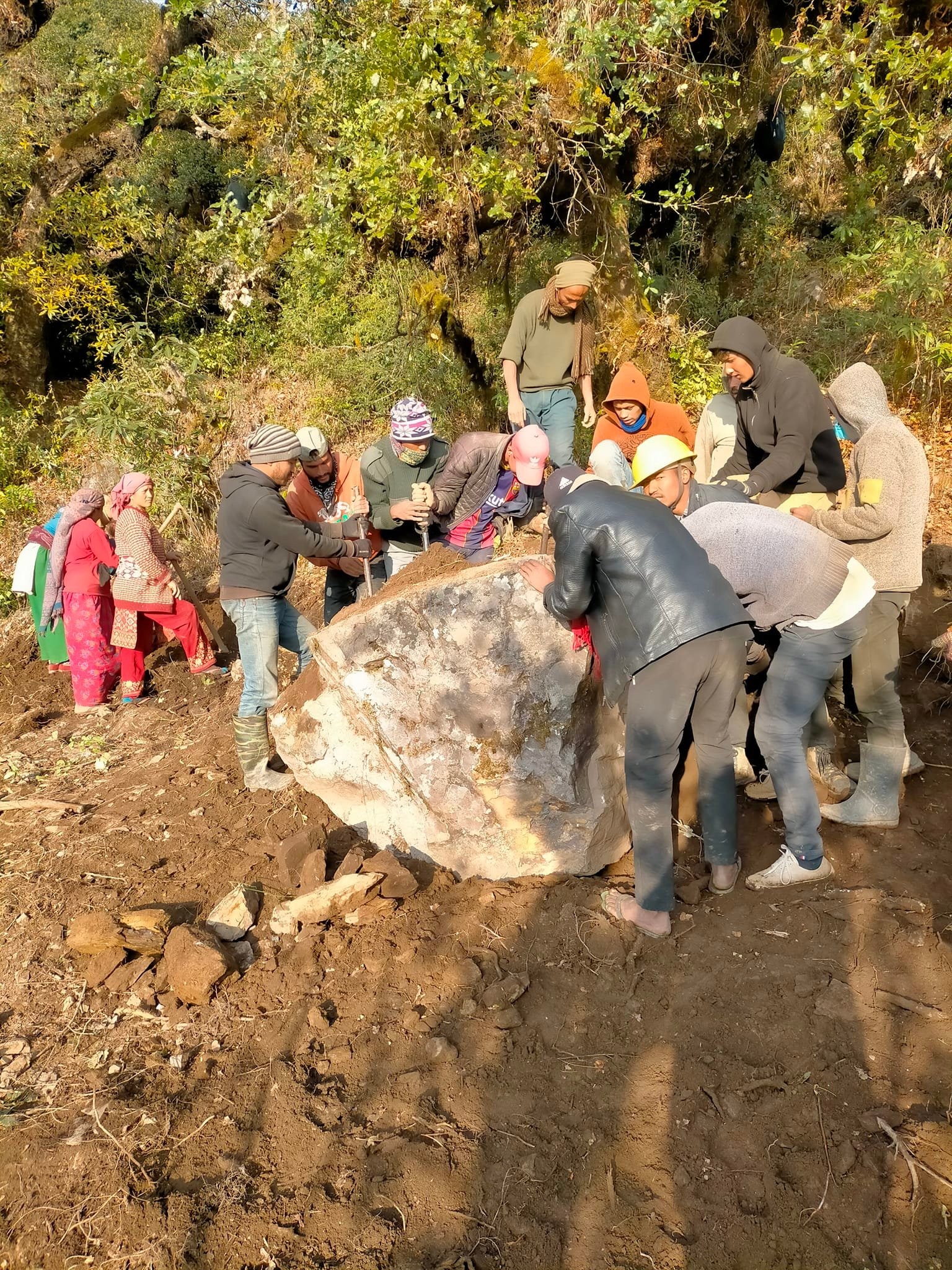 जन्तिबस्ने लेकमा विभिन्न संरचना निर्माण हुँदै