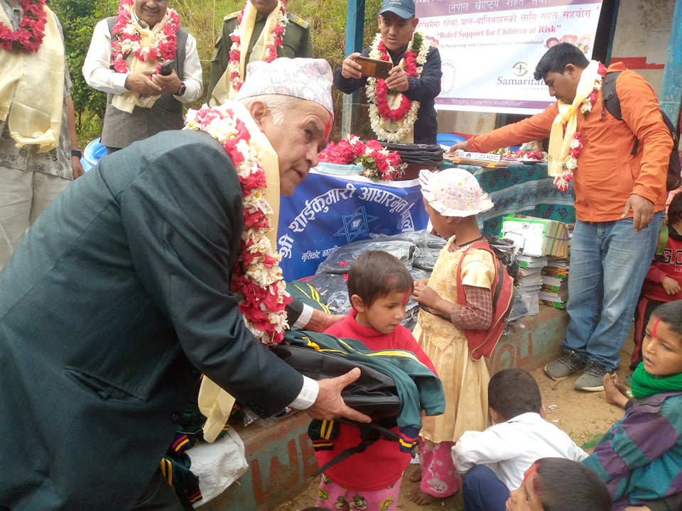 शाइकुमारी आ.वि.का बालबालिकालाई पोशाक र शैक्षिक सामग्री बितरण