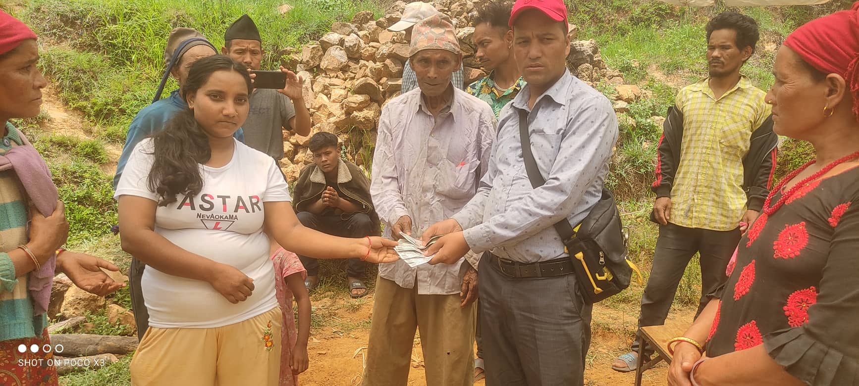 वाईसीयल नेता ओलीद्धारा कामीकाे परिवारलाई किरिया खर्च सहयोग 