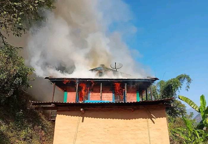 त्रिवेणी ८ पूर्णगाउँमा विद्युत सर्ट हुँदा एक घर आगलागी 