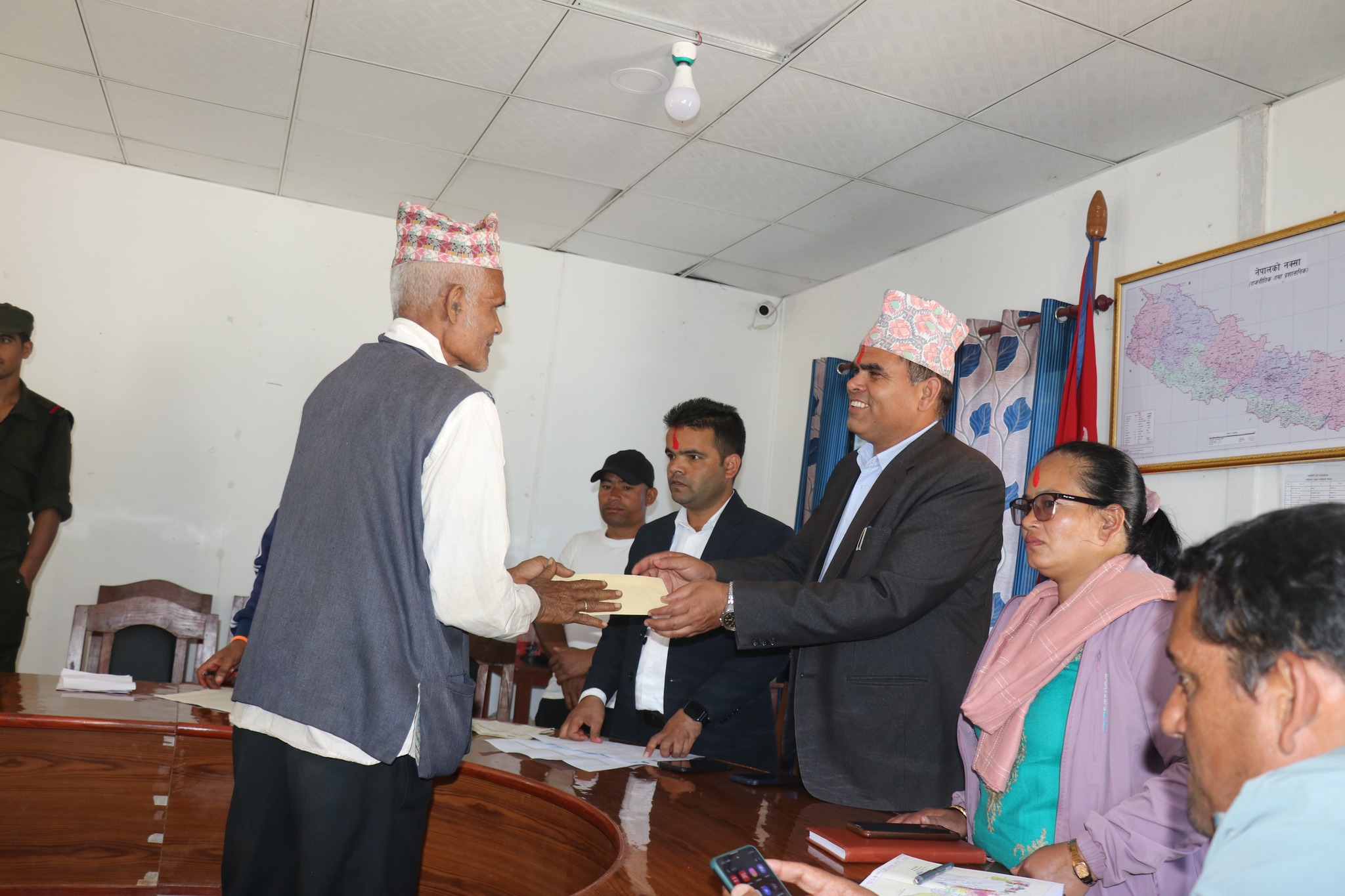 विपत् प्रभावित ३४ परिवालाई सानीभेरी गाउँपालिकाकाे आर्थिक सहयाेग