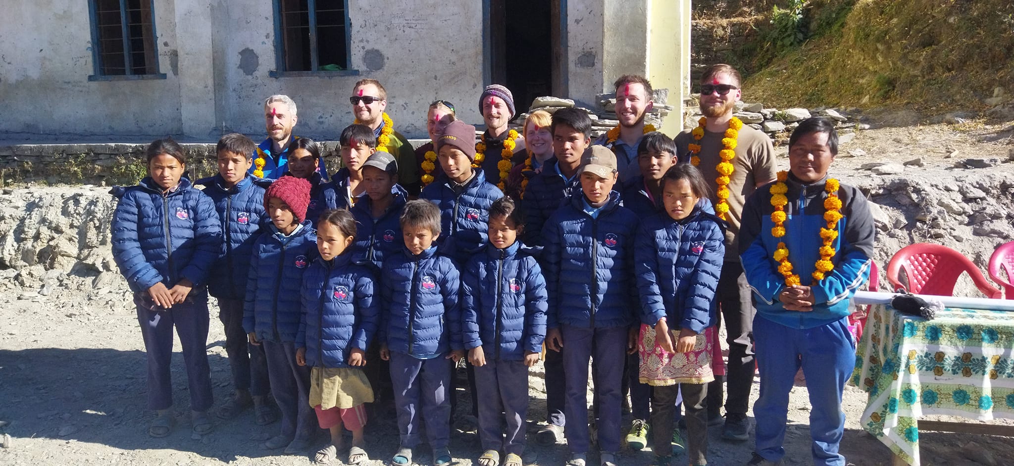 विद्यार्थीलाई ज्याकेट वितरण 
