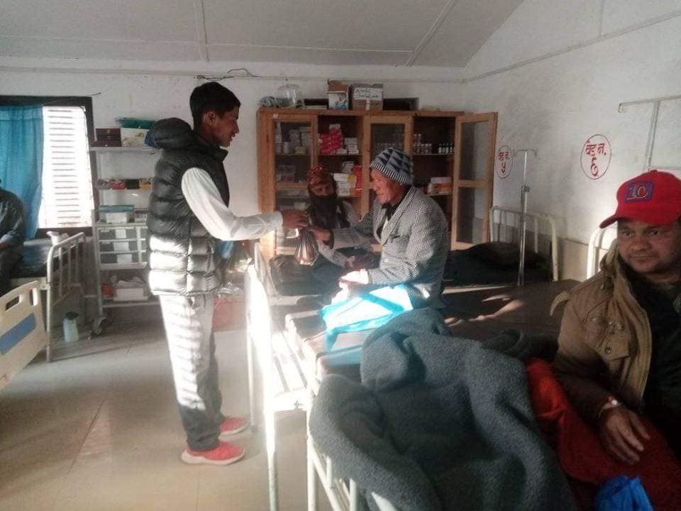 जन्मदिनमा बिरामीलाई फलफूल वितरण