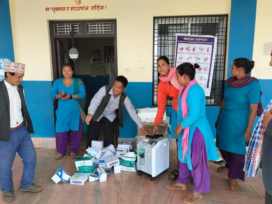 त्रिवेणी ४ को खुम्चेरी स्वास्थ्य चौकीलाई विभिन्न स्वास्थ्यका सामग्री उपलब्ध  