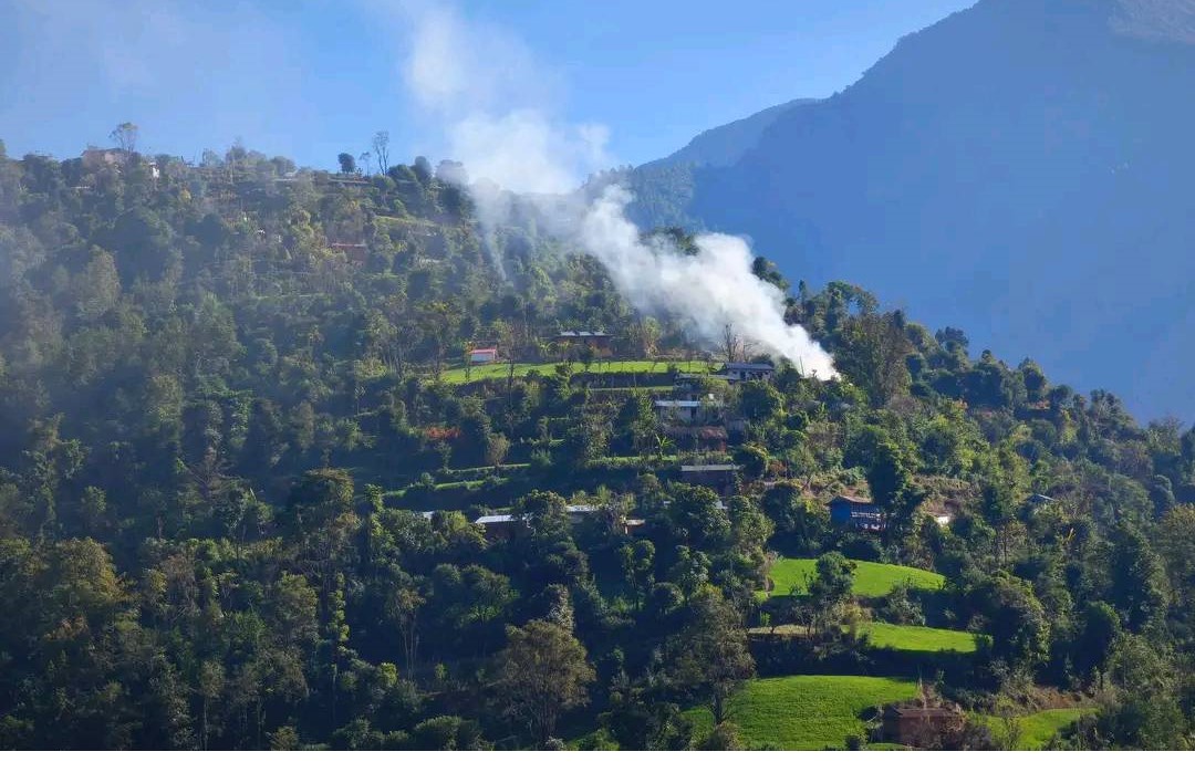 बाँफिकोट ४ मा विद्युत लाइन सट हुुँदा एक घरमा आगलागी 