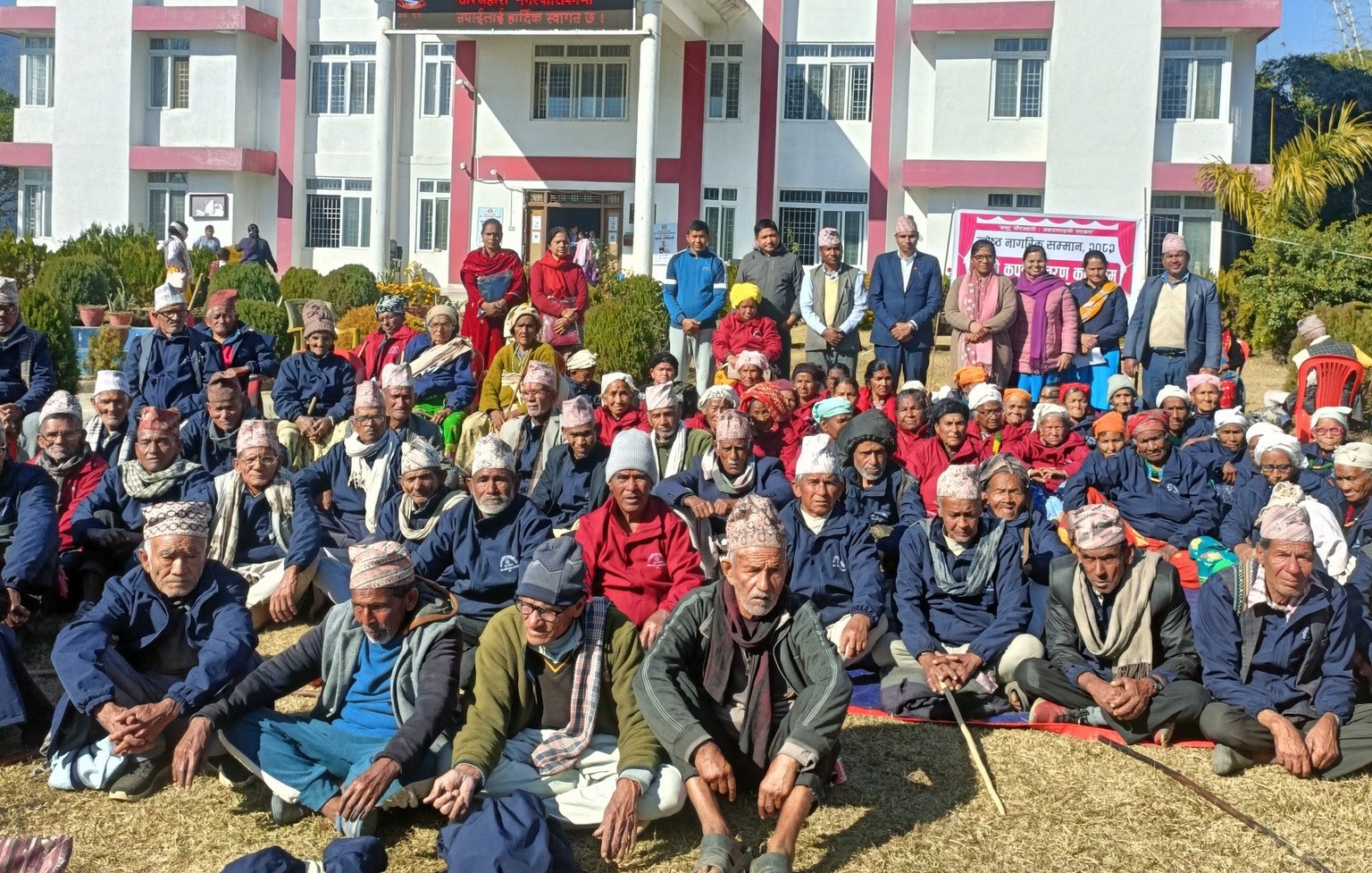 चौरजहारीका ५ सय ३७ जना जेष्ठ नागरिकलाई सम्मान स्वरुप न्यानो कपडा प्रदान 