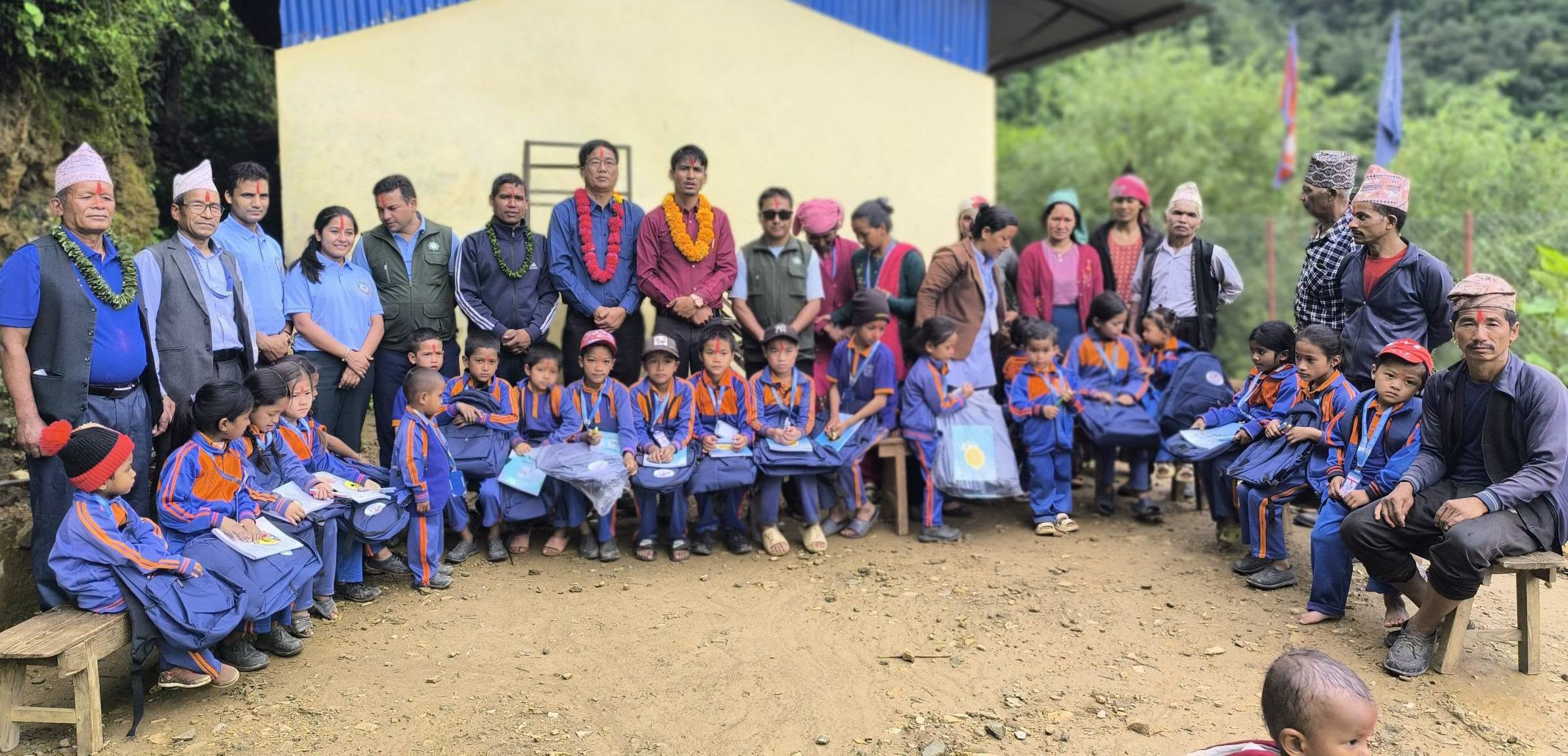 जनता आधारभूत विद्यालयका विद्यार्थीलाई शैक्षिक सामग्री वितरण