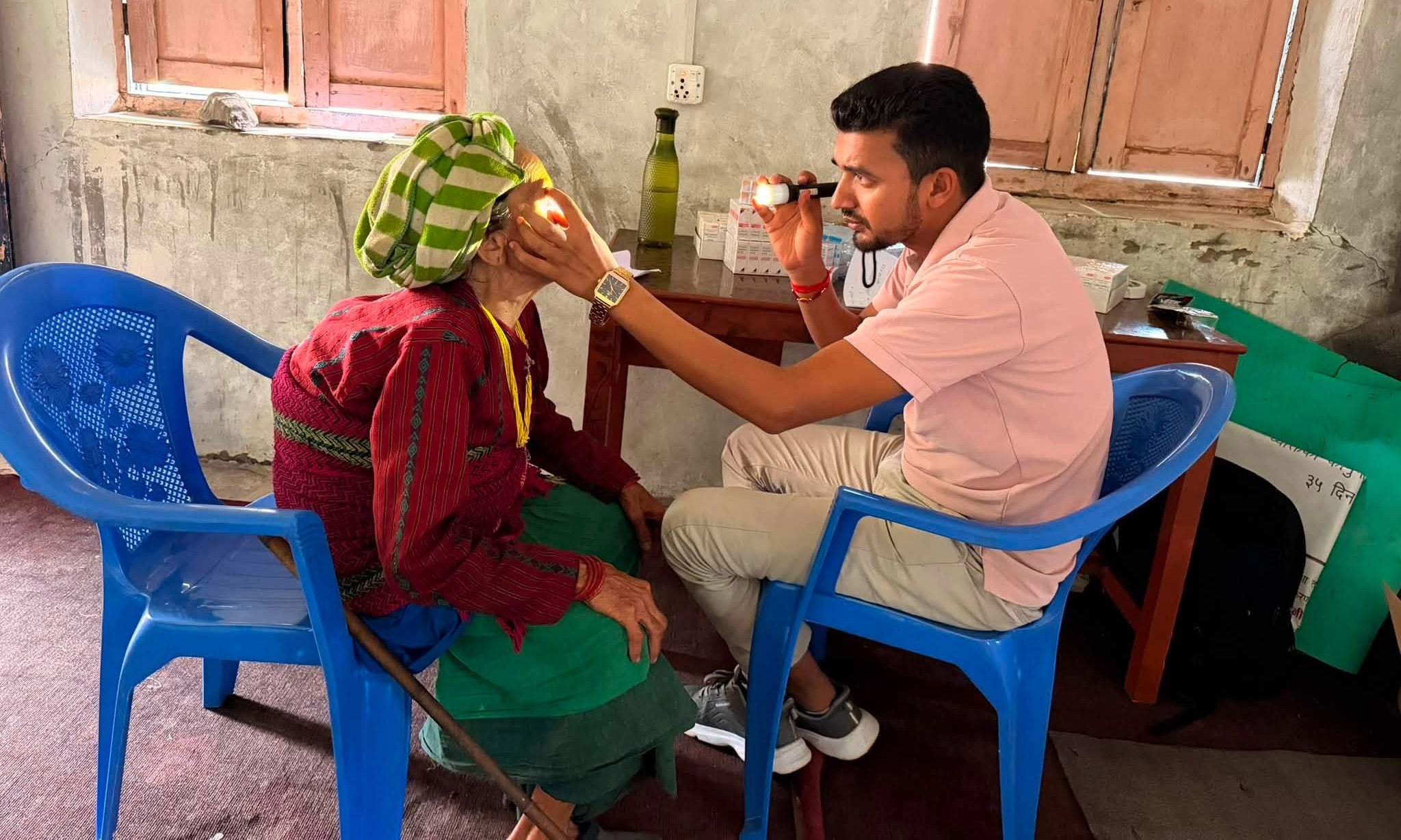 निःशुल्क आँखा शिविरमा १८३ जनाको परीक्षण, १९ जनामा मोतीबिन्दुकाे समस्या