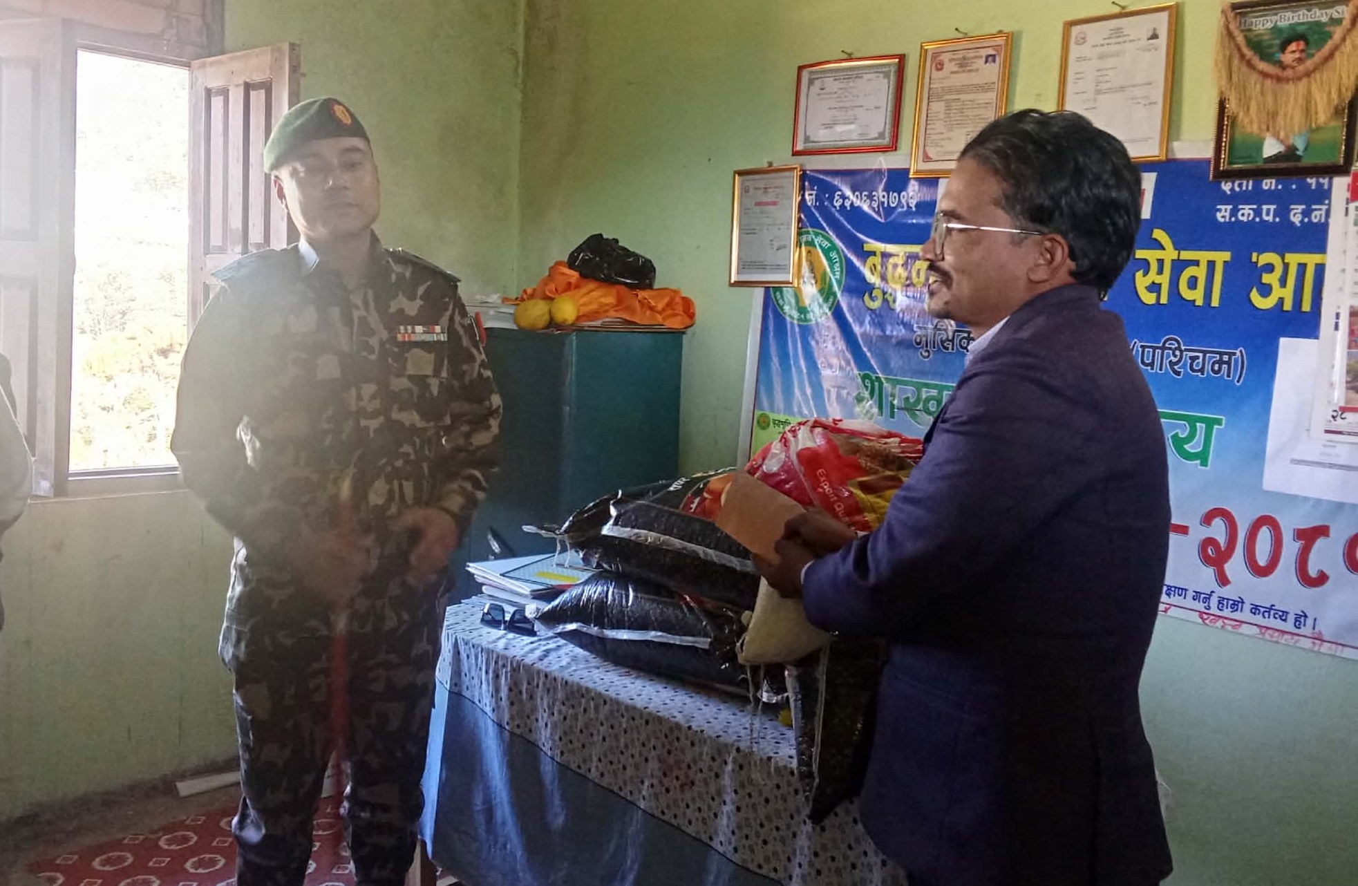 नेपाली सेनादाद्धा बुद्धभुमि मानव सेवा आश्रमलाई खाद्यन्नसहित नगद रकम सहयोग 