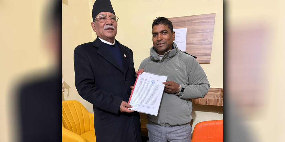 नीति निर्माण सहित बजेटको माग गर्दै प्रचण्डलाई बुद्ध भूमि मानव सेवा आश्रमको ज्ञापन पत्र  