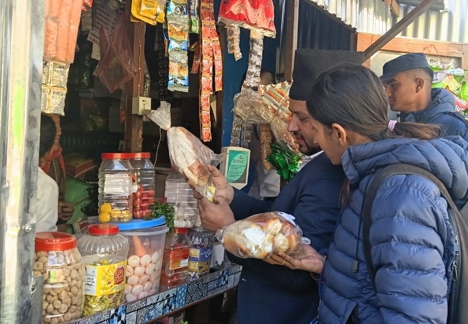 मुसिकोटमा बजार अनुगमन, ५२ हजार मुल्य बढीका म्याद ग्रुजिएका खाद्य सामग्री बरामद 