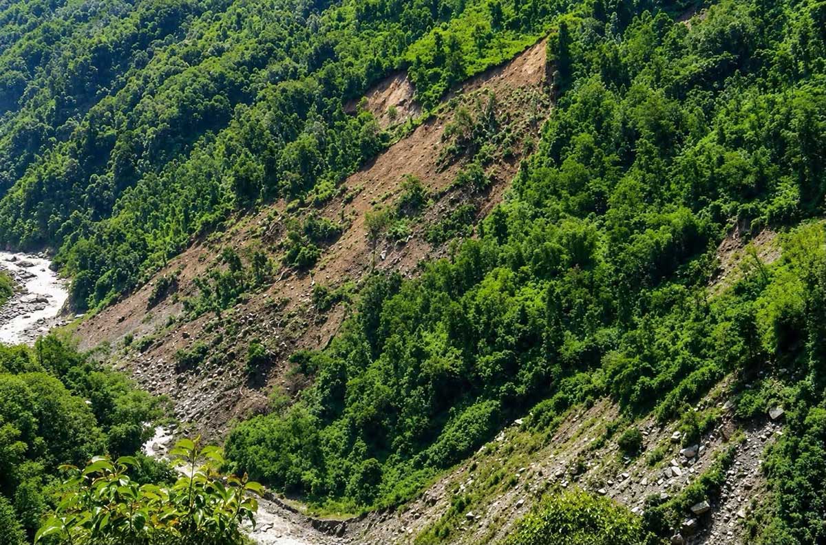 पहिरोले चार घर जोखिममा, पाँच परिवार विस्थापित