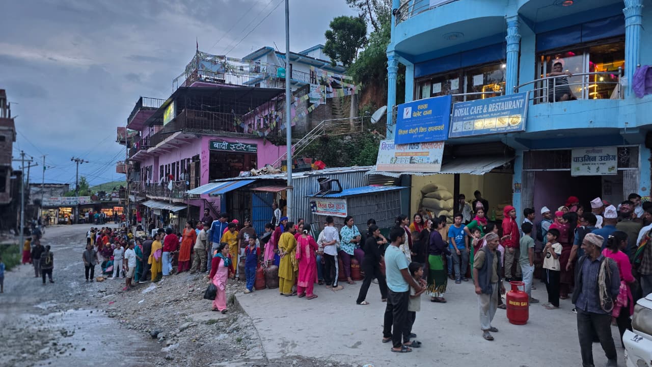 ग्यासका लागि दिनभरि लाइन बसेर रित्तो हात फिर्ता 