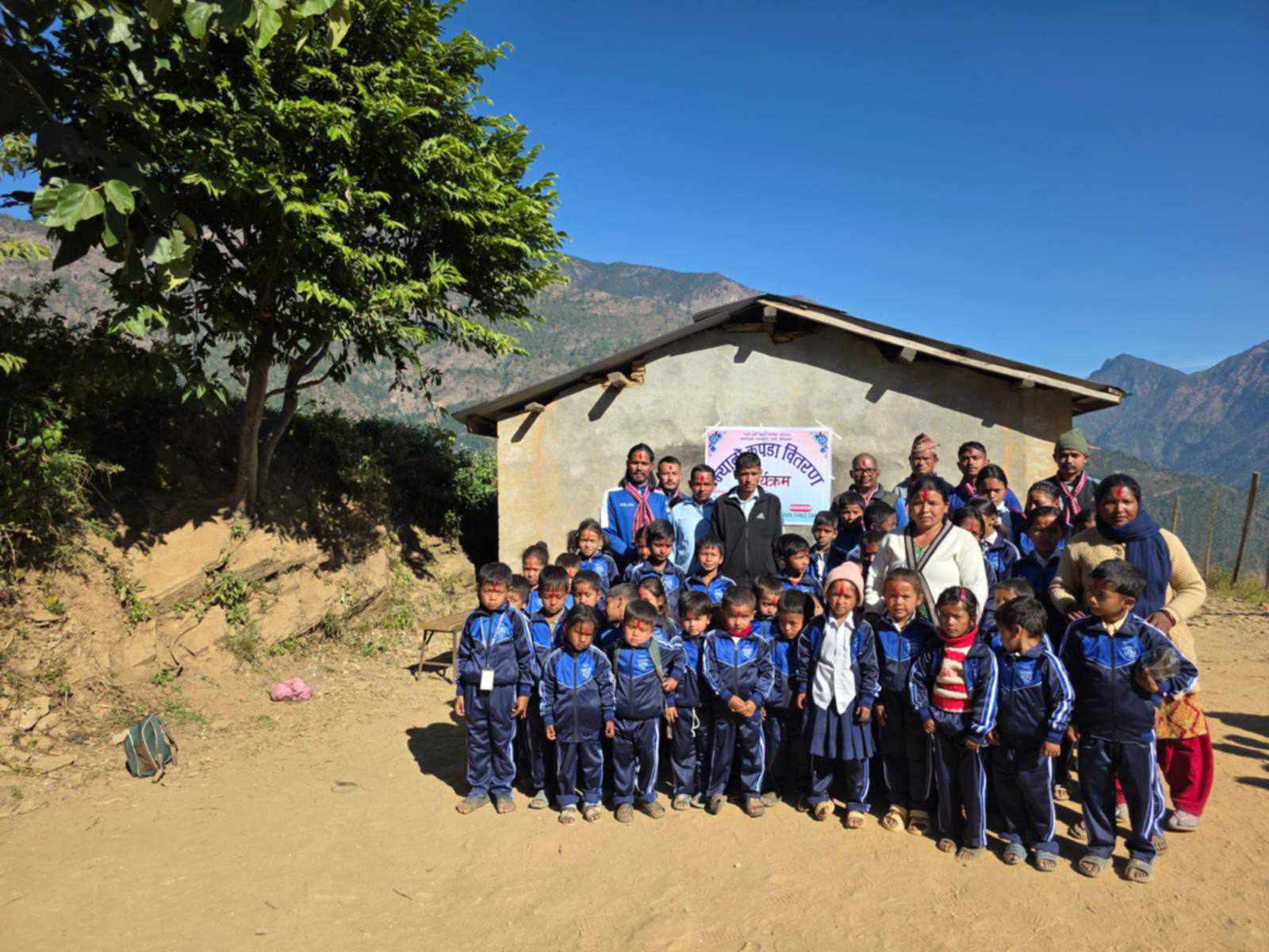 रुकुम पश्चिमका २ विद्यालयका विद्यार्थीलाई न्यानो कपडा र शैक्षिक सामग्री प्रदान 