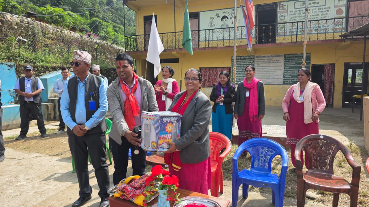 जन्मदिनको अवसरमा शिक्षिकाद्वारा विद्यालयलाई सहयोग 