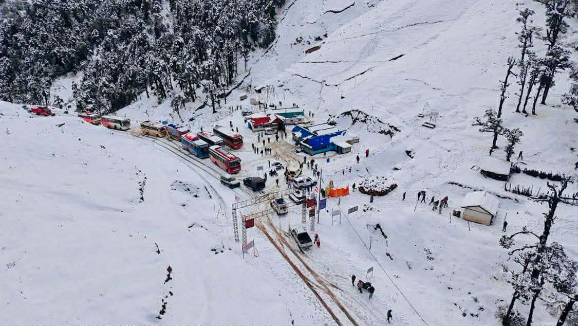 रुकुम पूर्वमा हिमपातका कारण मध्यपहाडी लाेकमार्ग अवरुद्ध, यात्रुकाे उद्धार