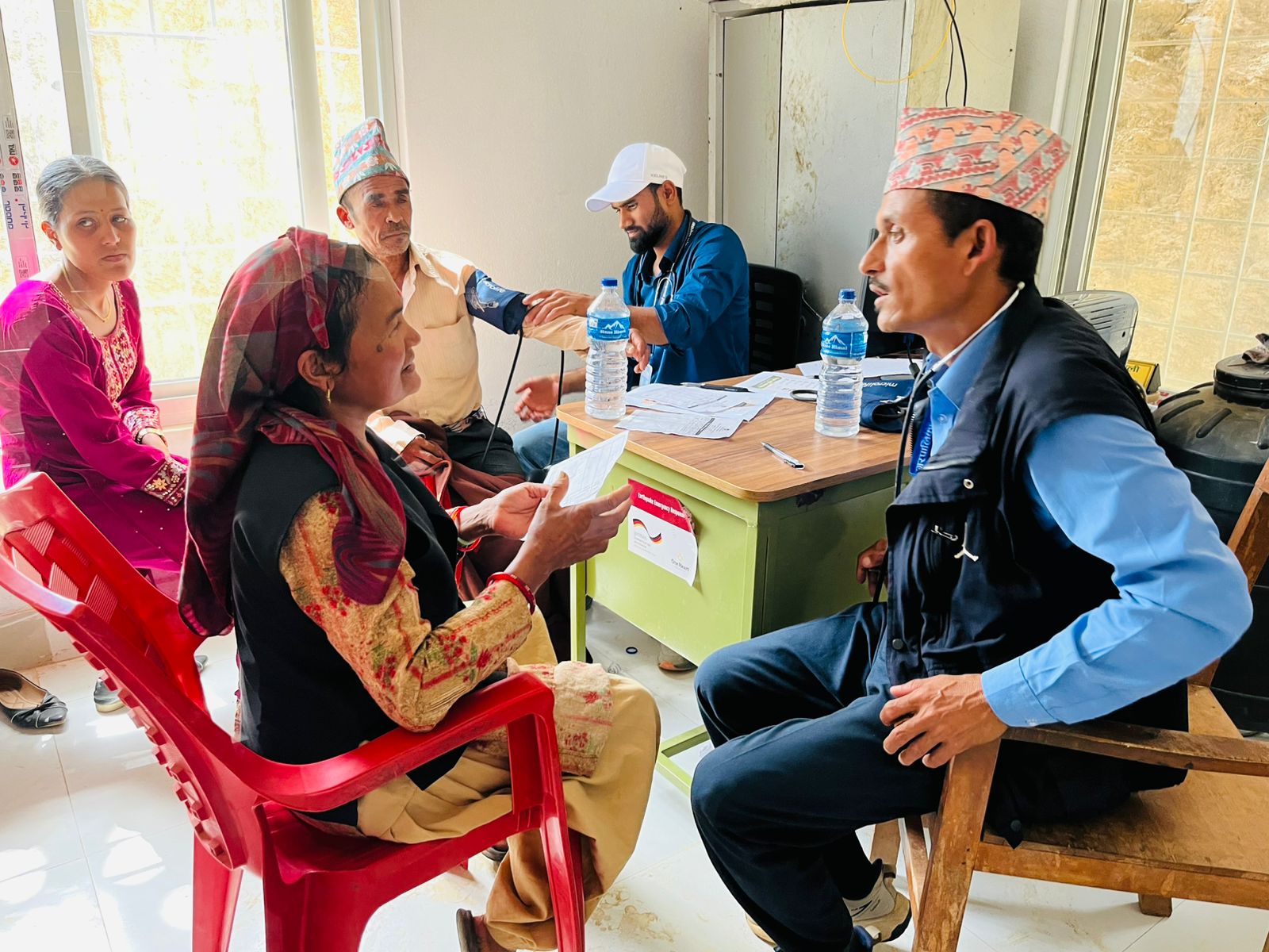 आयुर्वेद स्वास्थ्य शिविरबाट  ३८४ जनाले लिए सेवा, गाउँमै पुगेर उपचार पाउँदा स्थानीय उत्साहित