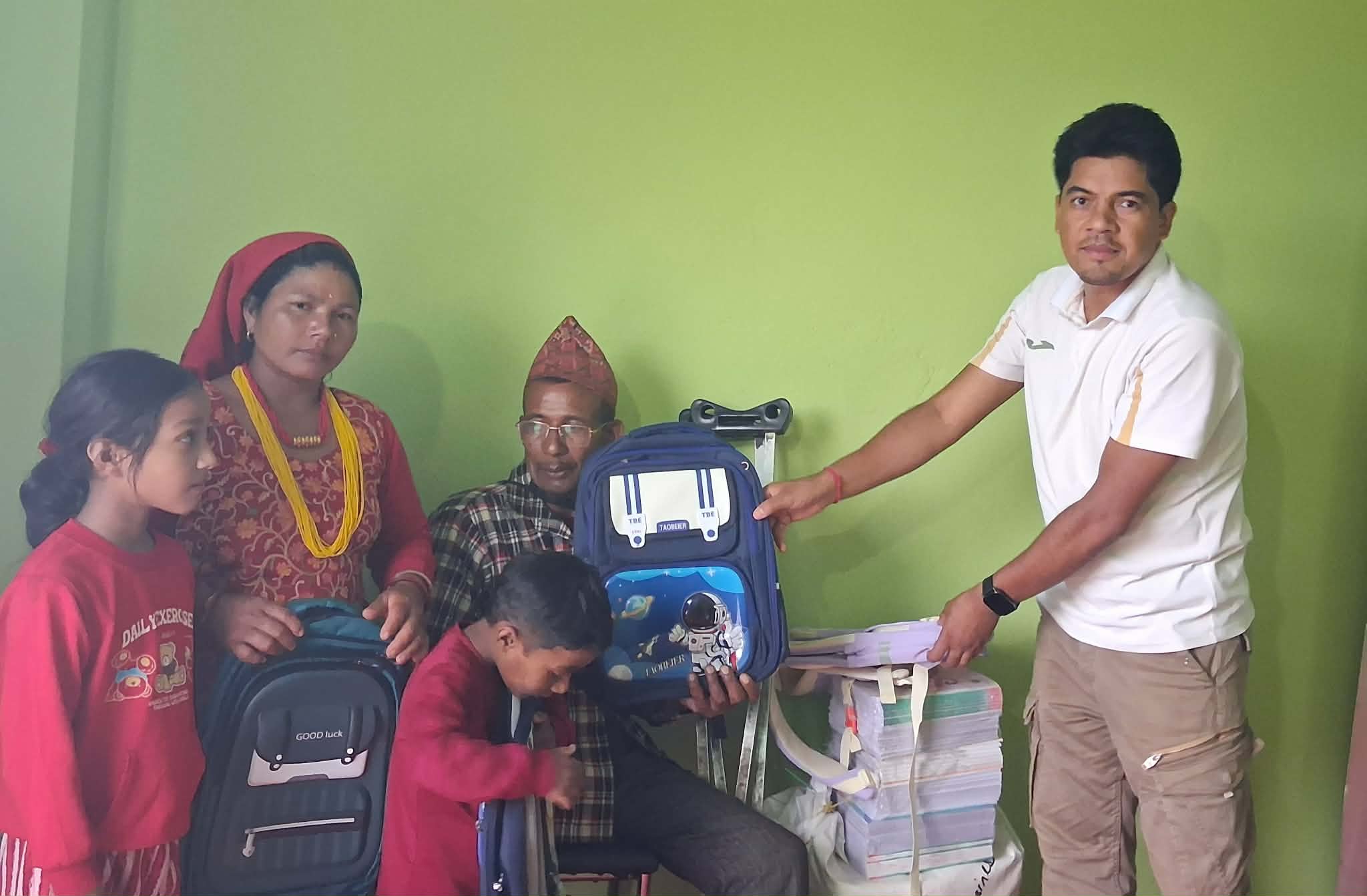 अपाङ्गता भएका खड्काका चार सन्तानलाई अमेरिकाबाट शैक्षिक सामग्री सहयोग
