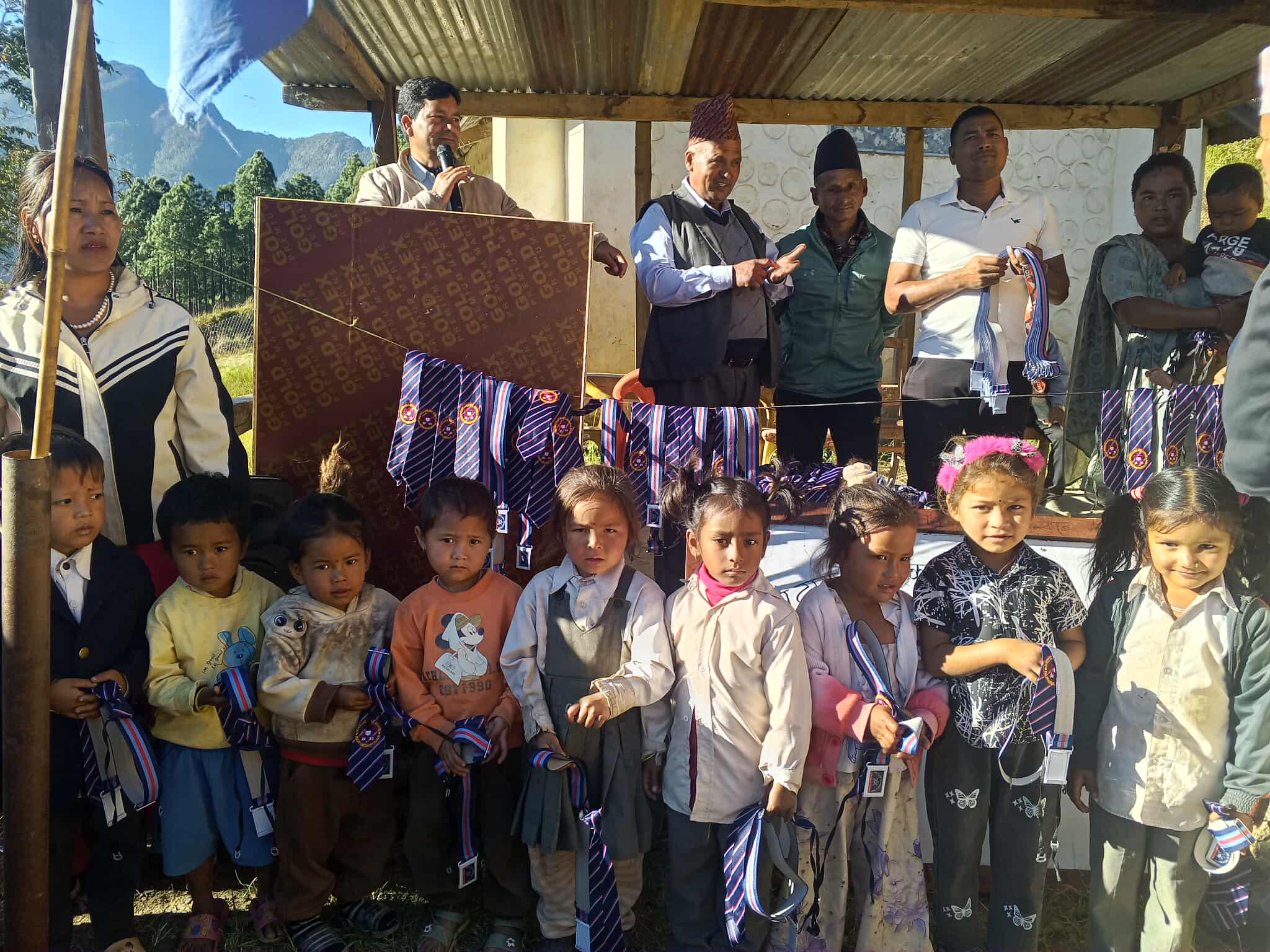 लक्ष्मी माविका विद्यार्थीलाई निःशुल्क टाई र बेल्ट वितरण 