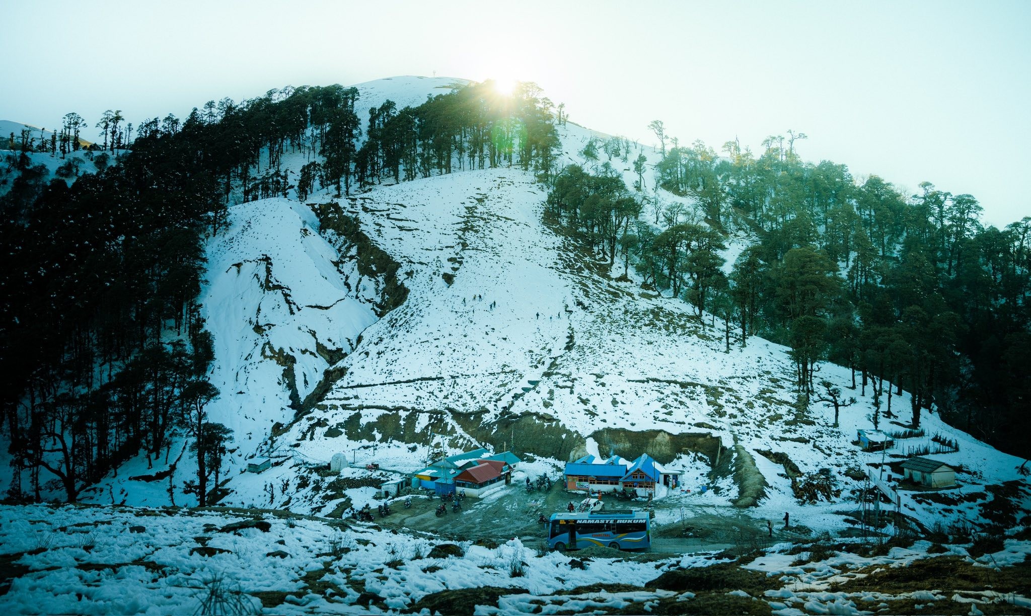 हिउँले ढाकिएकाे पातिहाल्ने