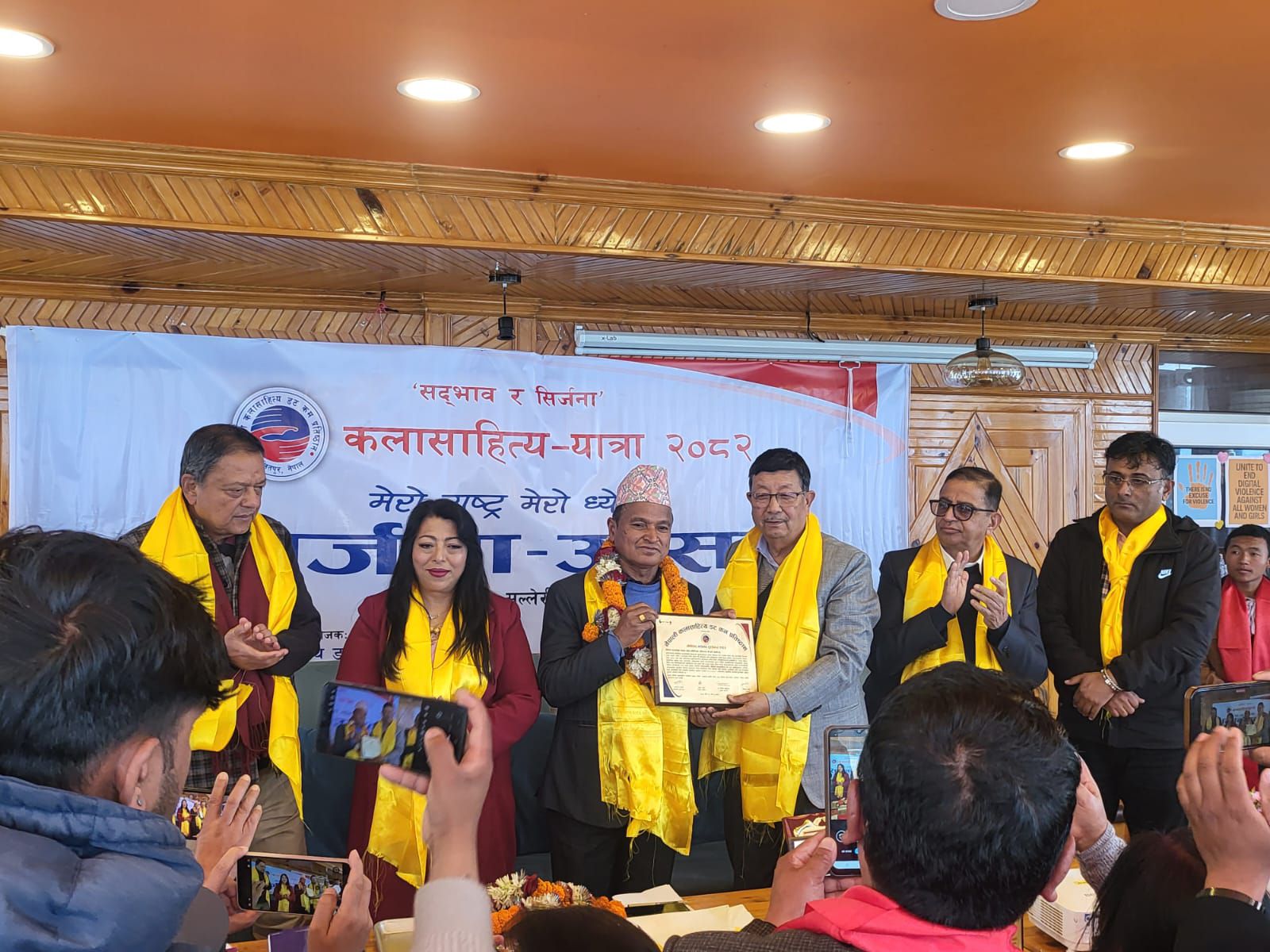 साहित्यकार ओलीलाई योगेश्वर वाङमय पुरस्कार प्रदान