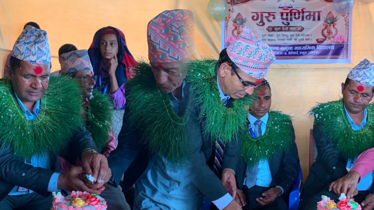 यमुना नन्द नमुना माविका विद्यार्थीद्वारा शिक्षकलाई सम्मान 