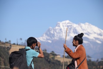 ऐतिहासिक ठाउँ लाबाङबाट सिस्ने हिमाल नियाल्दा (फाेटाे फिचर)