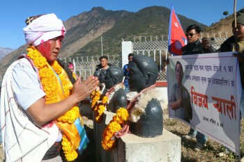 नव निर्वाचित सांसद् पुन मगरद्वारा सहिद स्मारिकामा माला आवरण 