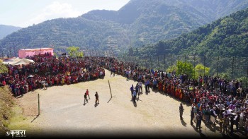 प्रधानमन्त्रीलाई स्वागत गर्न पुगेका रुकुमेली (फाेटाे फिचर)