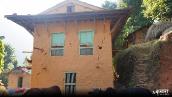 भूकम्प पछिका घरः न ढलेका छन्, न सग्ला छन 