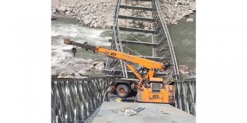 गम्भिर लापरवाहीः निर्माणाधिन अवस्थामै क्रेन चढाएपछि भाँचियो पुल