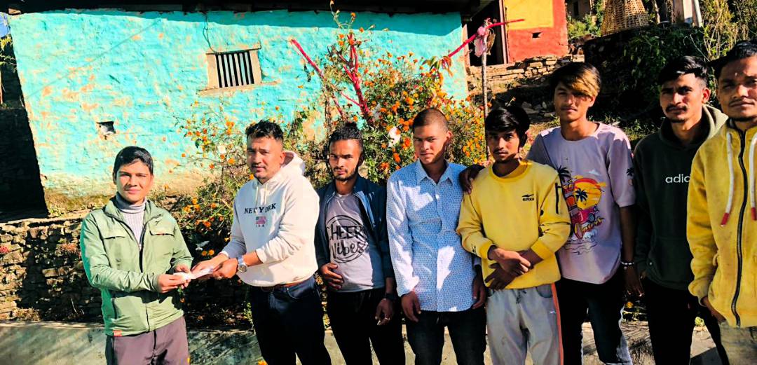 देउसीभैलो खेलेर संकलन भएको रकम दिर्घरोगीलाई सहयोग 