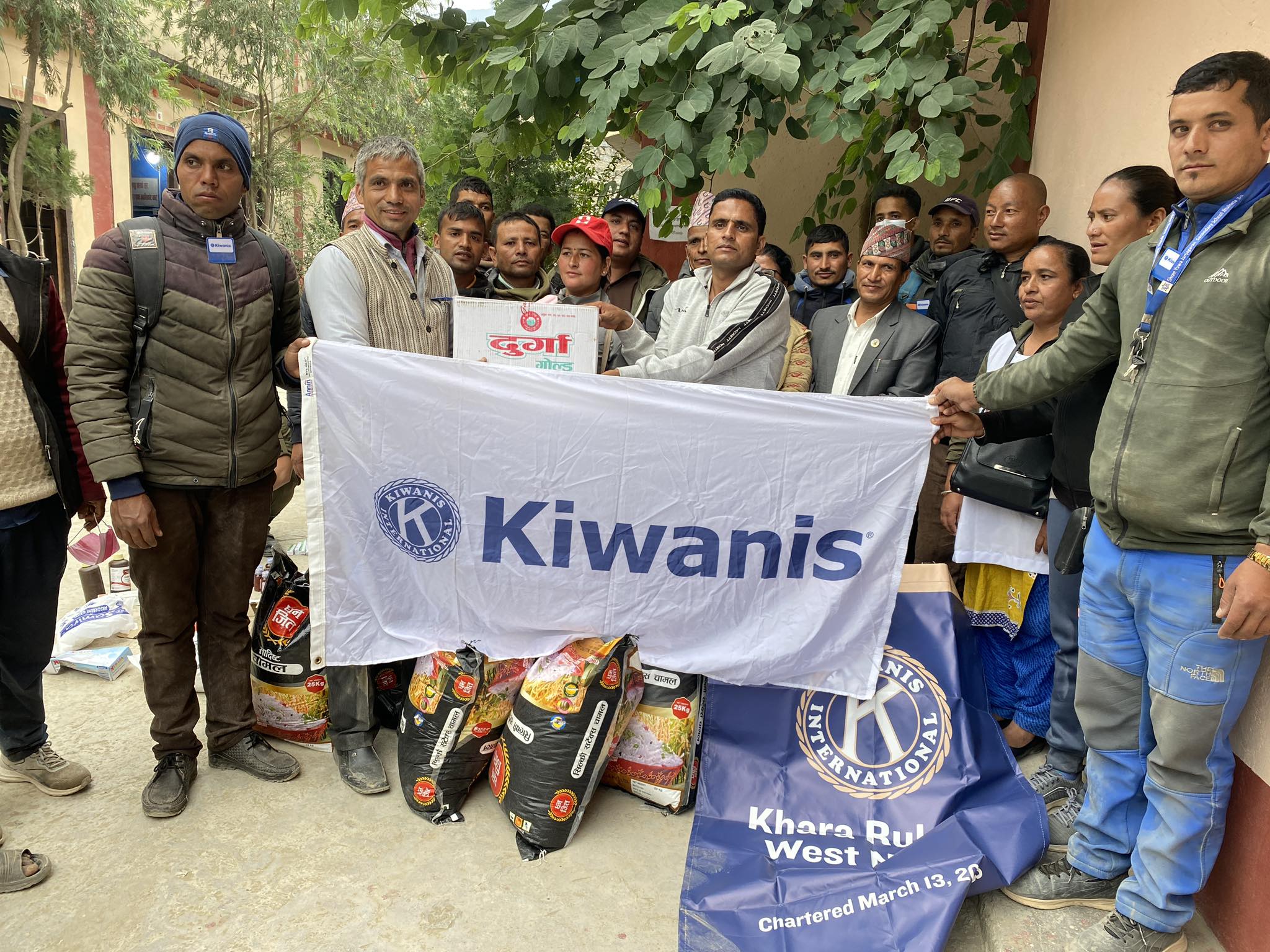 किवानिज क्लबद्वारा भूकम्प पीडितका लागि राहत हस्तान्तरण