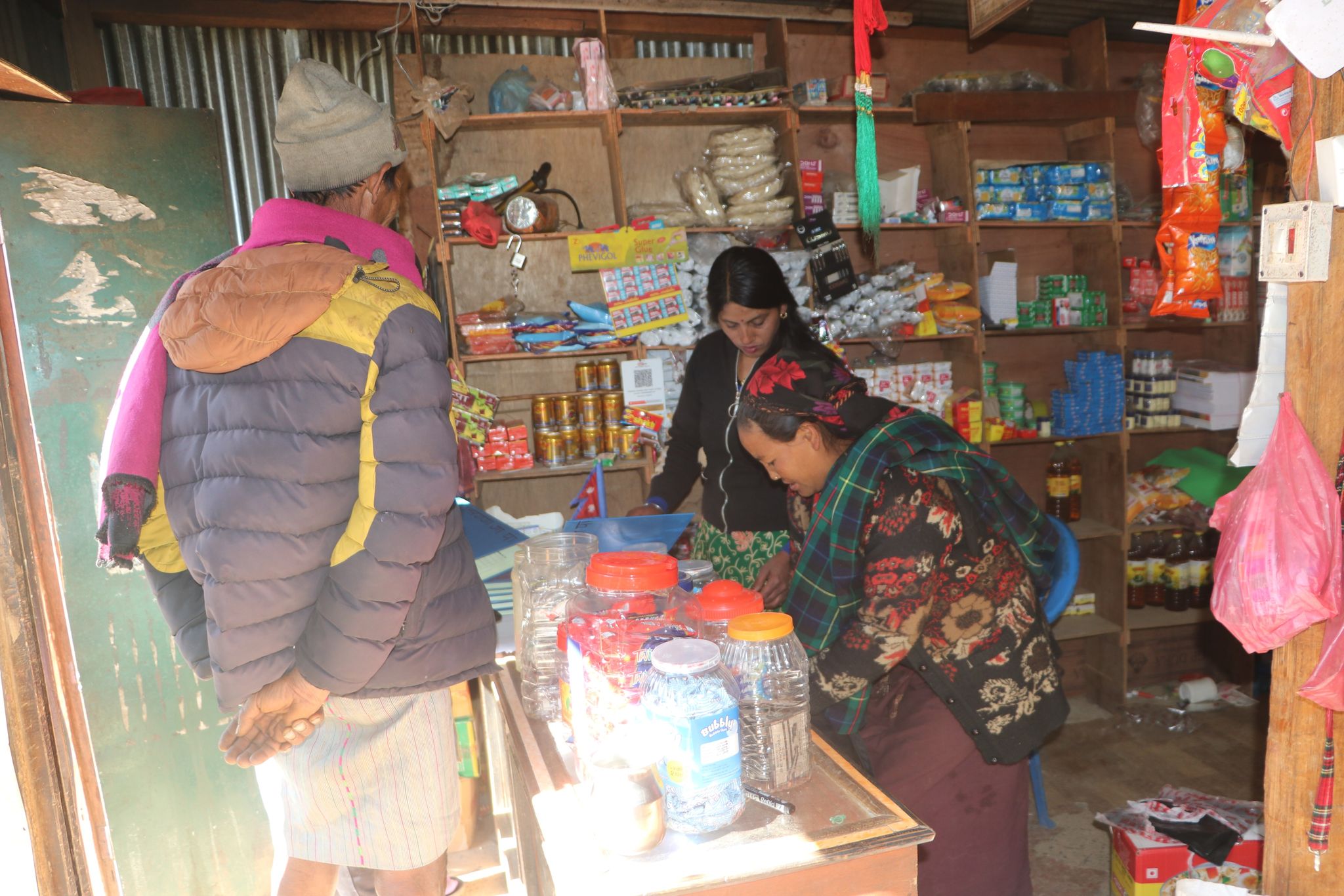 रुकुम पूर्वको तक र खाबाङ बगरमा सस्तो पसल उद्घाटन, उपभोक्तालाई राहत  