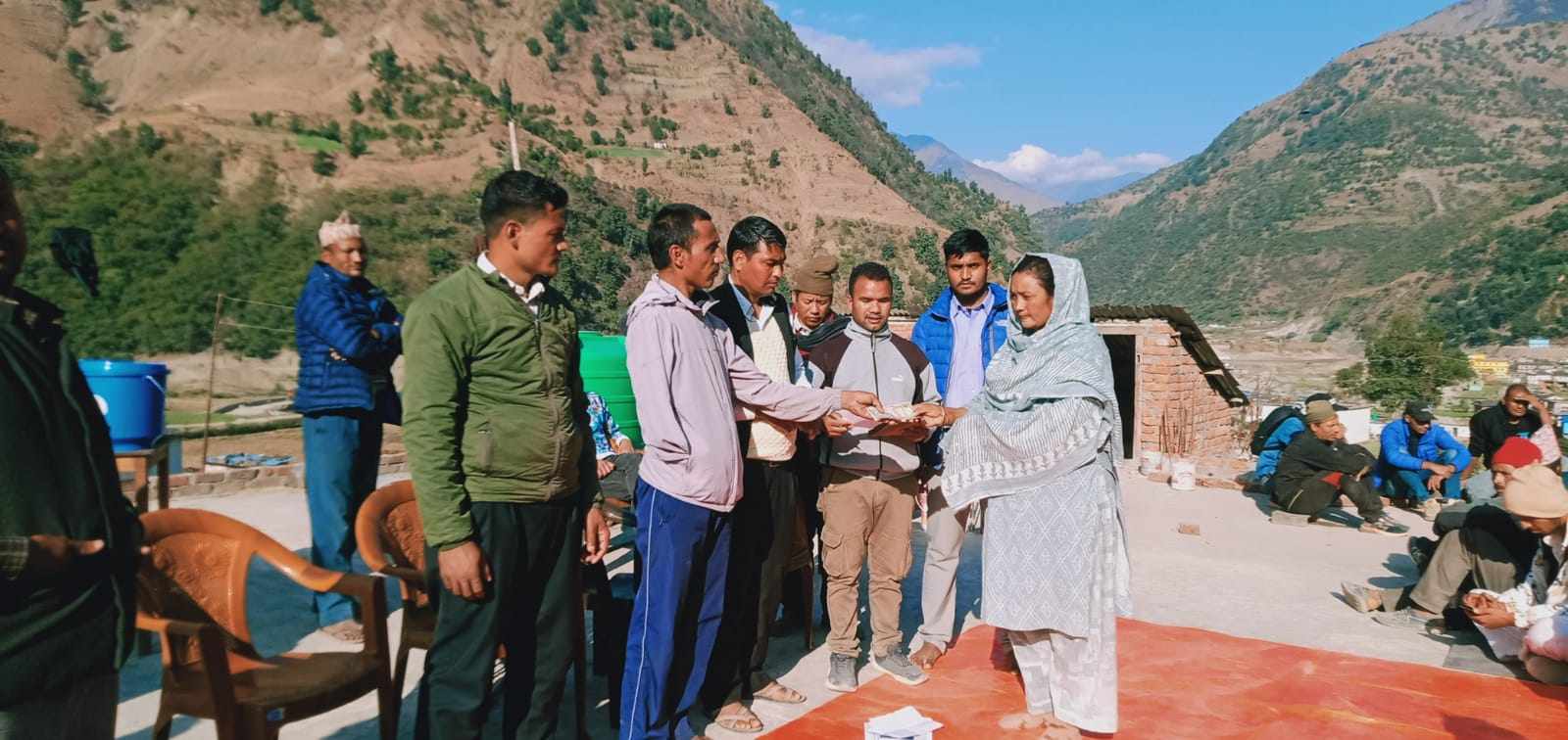 अमेरिकाबाट आएको नगद राहत आठबीसकोटका मृतक परिवारलाई बाँडियो 
