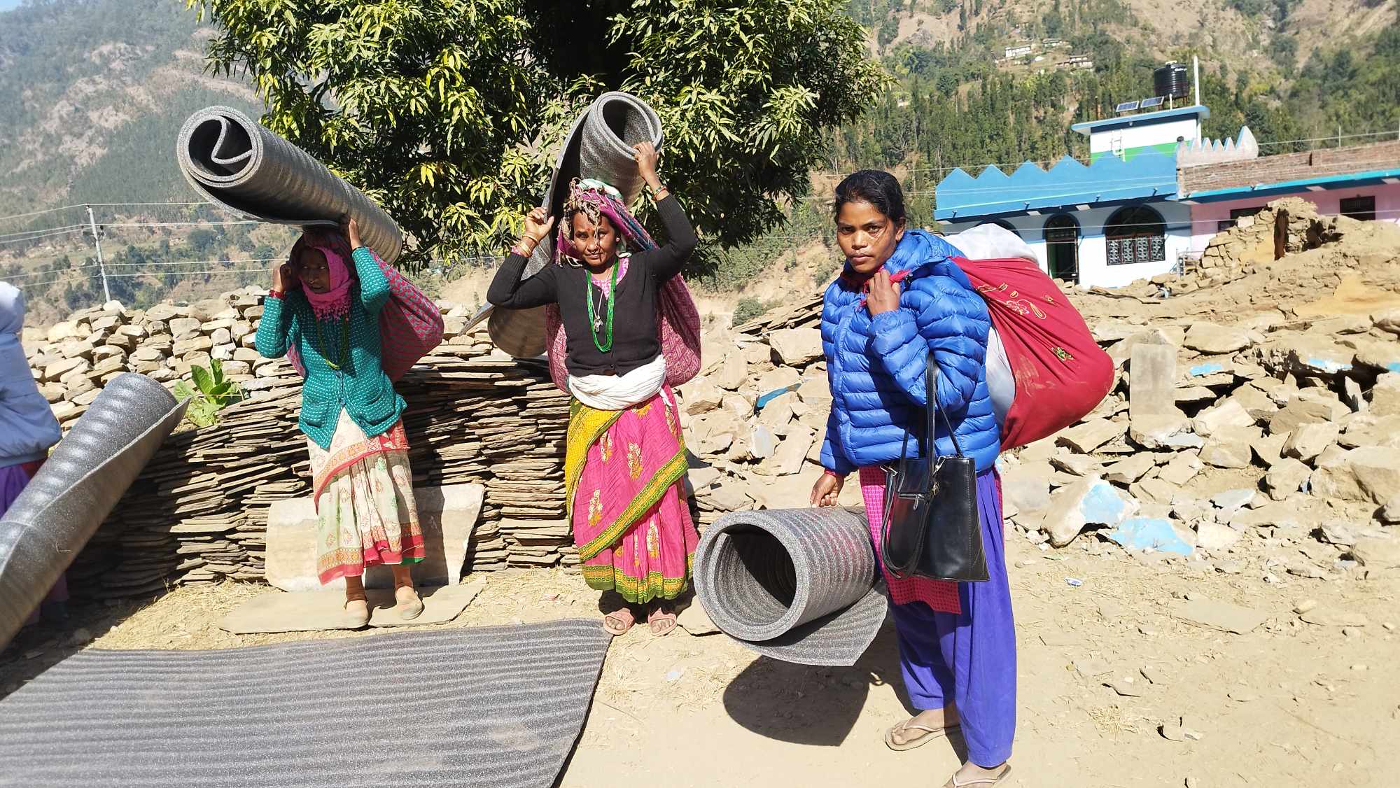 सानीभेरी २ गिठाकोटका एक सय घरलाई न्यानो कपडा वितरण