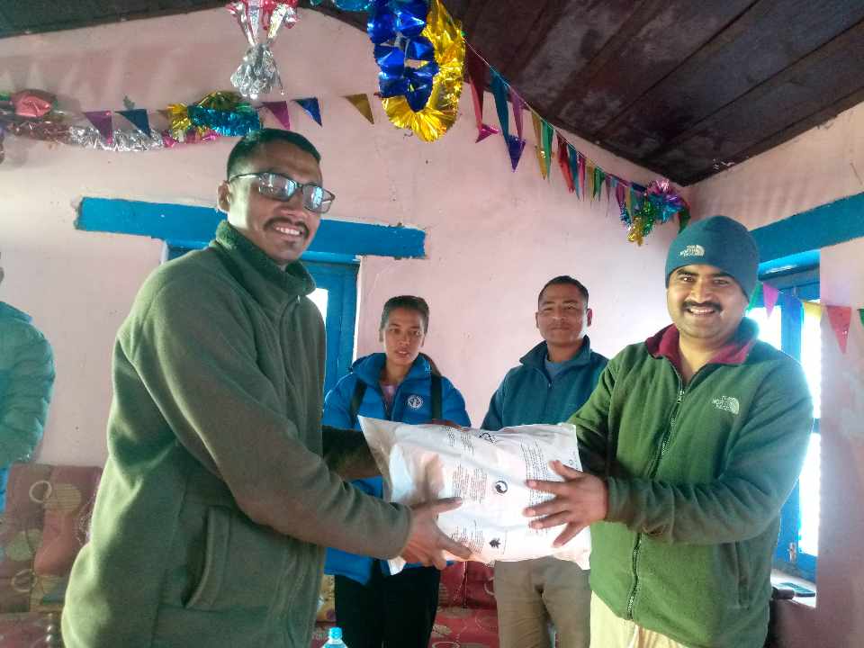 रुकुम पश्चिमका पत्रकारलाई प्रेस सेन्टर नेपाल ललितपुरको न्यानो ज्याकेट 