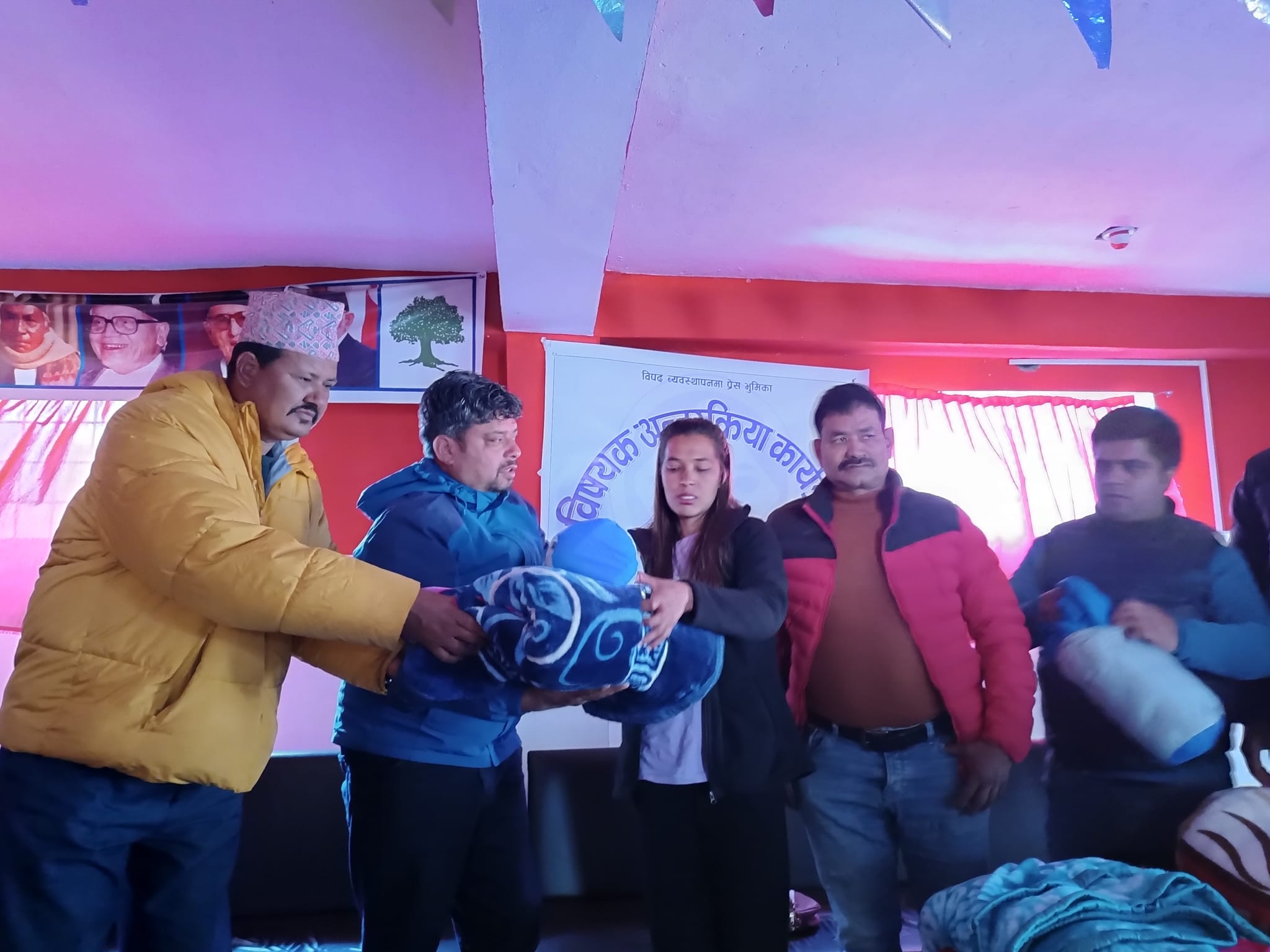 भूकम्प प्रभावित क्षेत्रका पत्रकारलाई प्रेस युनियनको न्यानो कपडा