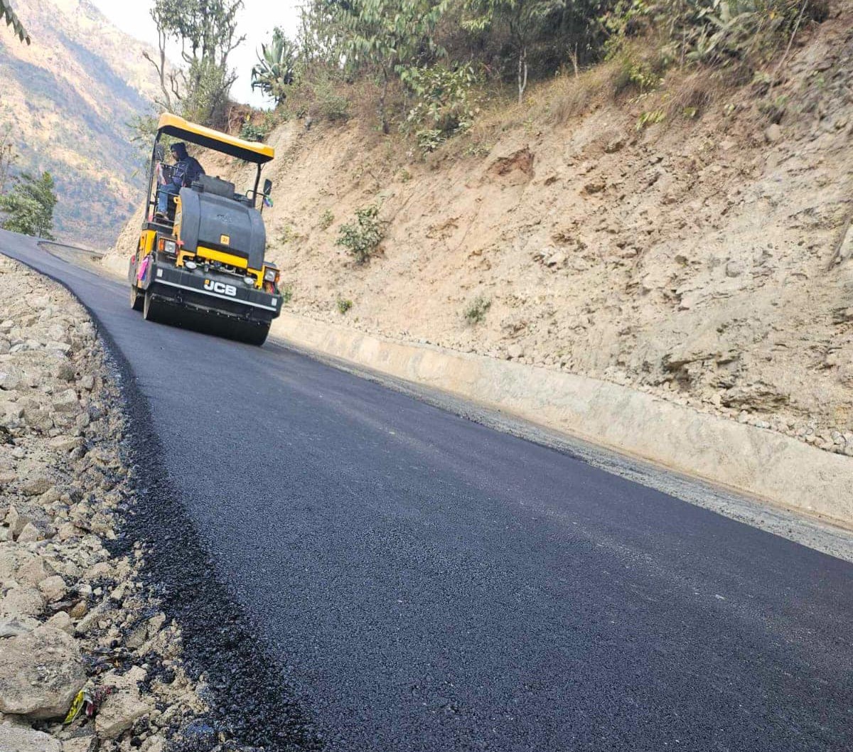 राप्ती राजमार्गको २२ किलोमिटर सडक  स्तरोन्नतिकाे काम जारी 